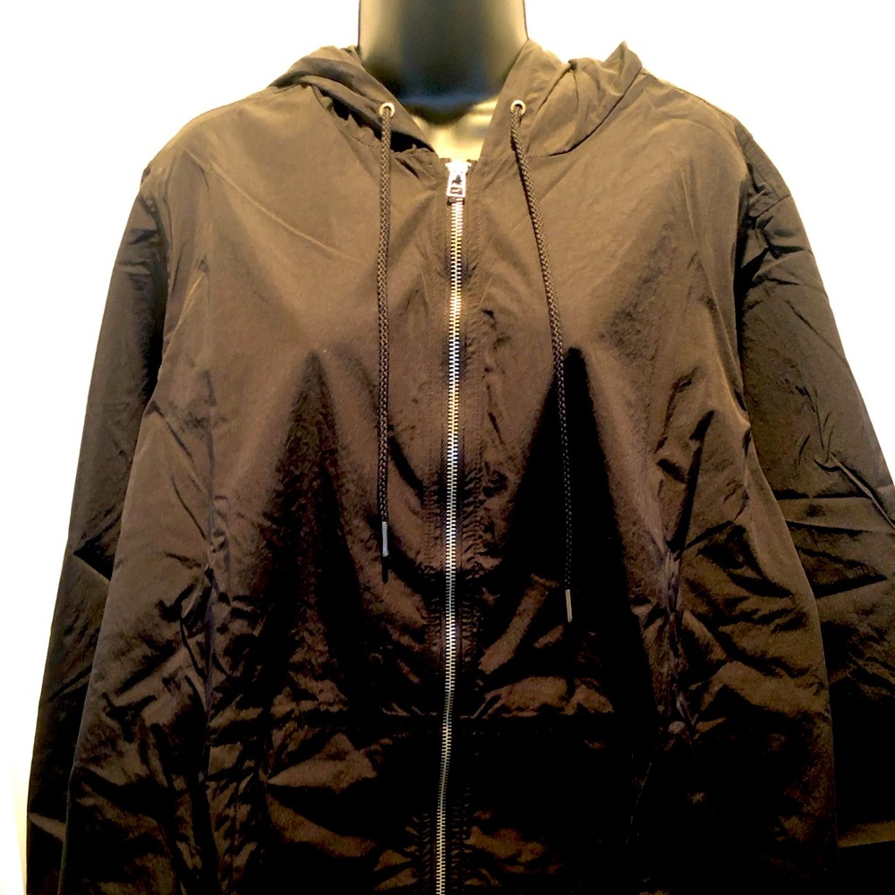 Zipper black windbreaker, front pockets, and a hood.